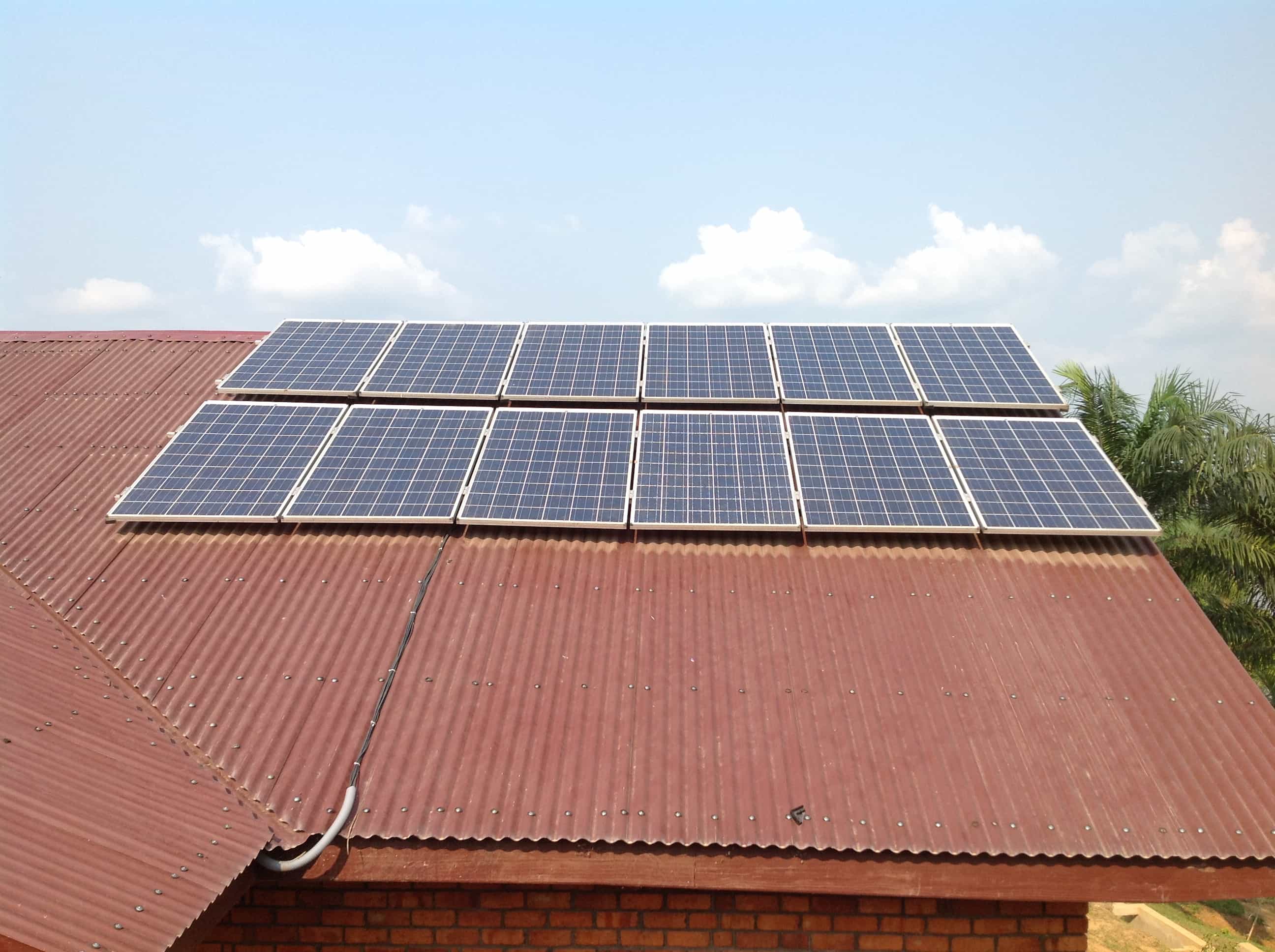 Alimentation d'une cité de médecins par 11 petites centrales solaires 